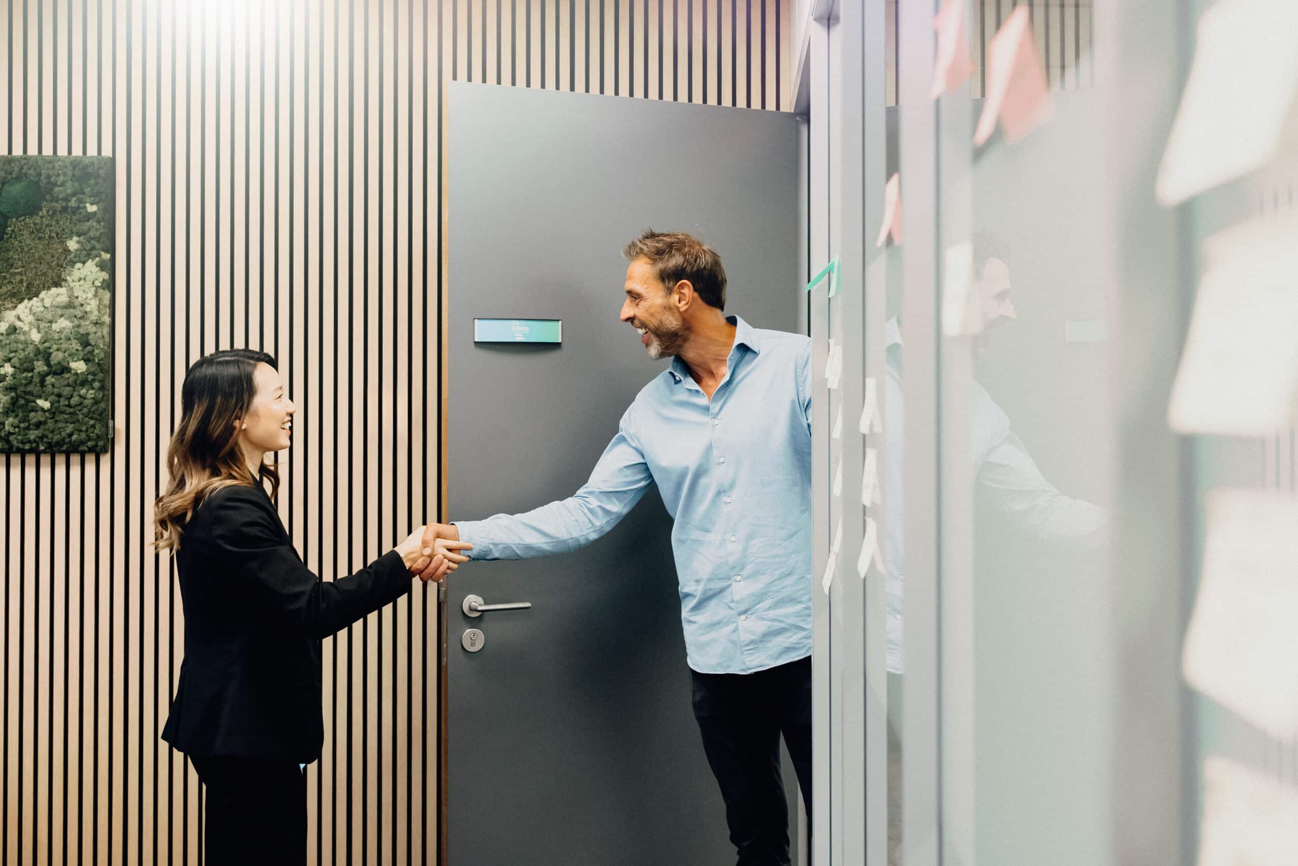 werken bij Infacto kennismakingsgesprek op kantoor met collega’s