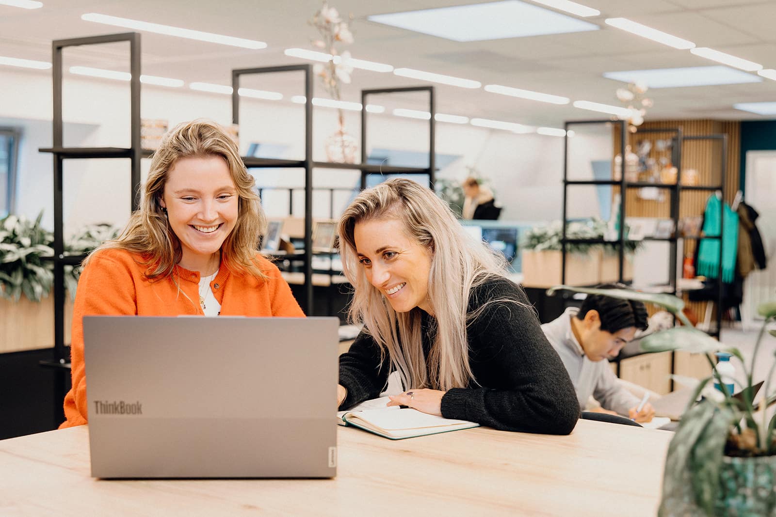 matchmaking gesprek bij Infacto salarisspecialist op kantoor met collega’s