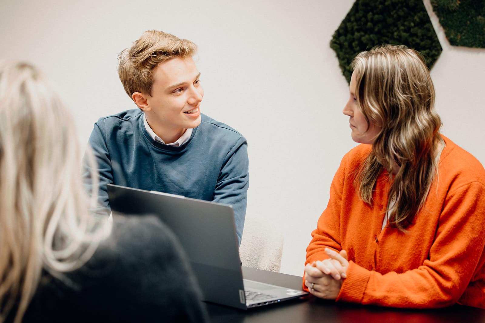 verdiepingsgesprek bij Infacto salarisspecialist op kantoor met collega’s